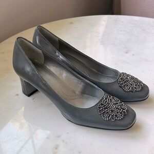 Tahari gunmetal gray Beaded patent leather Women's Heels 8